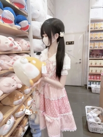 亦如 157cm Acup 43kg 18歲    年輕騷妹女友款！擅長調情懂妝扮！