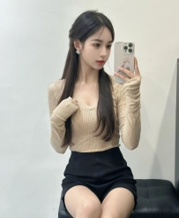 淡雪 165 46kg C奶 25歲   有迷人的身材及氣質