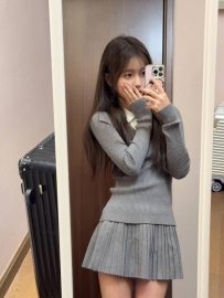 小月 160cm 47kg D奶  20歲  一頭飄逸的秀發躺在床上搖曳