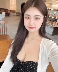 蜜桃 162/47/D/23歲    甜美可人：蜜桃有著一副讓人想咬一口的甜美身材。