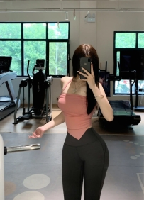 迪麗：163cm-D罩杯-47kg-28歲  嬌羞嫩妻身材好