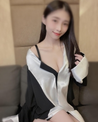 漂亮很有氣質的大奶妹    好身材是隱藏不住的