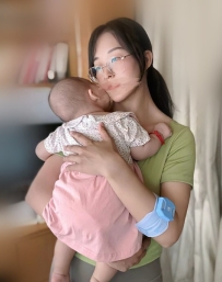 秀芳 163/E/26歲 是一名國小老師  目前也是一個單親媽媽