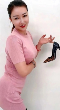 名字：雅寧  身材：163 / 50 / D / 45歲  動作乾淨俐落又帶點情慾