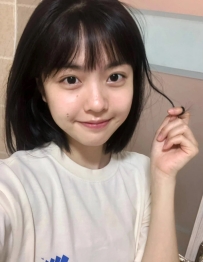 芸婕︱162cm︱C︱21歲|44kg|  她是一個非常溫婉的女生