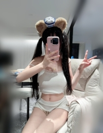 笑笑 158cm 44kg C奶 20歲   嬌小蘿莉身材，皮膚白嫩像奶油