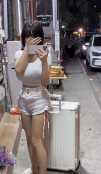 #台中 路遙 159cmE奶21歲 喜歡大奶嫩妹的可試