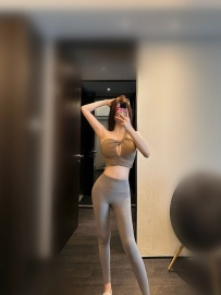 想體驗高挑美女的魅力嗎？子琳絕對能滿足你！她身高165、