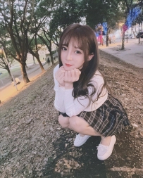 丁丁 157.C.45.20歲  高顏小情人，平時有在接拍服裝模特，