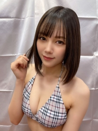 短髮御姐業務員，有著深邃五官大眼睛