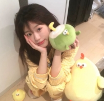 夏夏 155cm.Ccup.42kg.19歲 #反差女高中生! 喜歡拍擦邊色照勾引人~