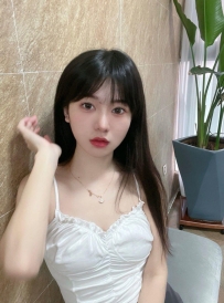 晚霞161cm C+ 22歲 46kg    擁有甜美的笑容和水靈靈的大眼睛