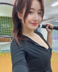 允兒 163cm 46kg C 24歲  顔值清秀 身材比例極好