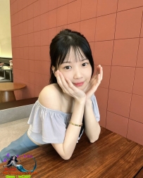 妮娜  156cm . 46kg  . C . 23y    看着這張臉可愛到犯規  黑長直+大眼睛   甜妹力爆