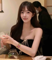 微微 163cm  47kg D+ 24歲  長相 精緻 勻稱修長的美腿以及渾圓美胸