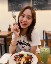 樂渝 160.46.C.22歲  看似看似外表文靜淑女型 實際是個悶騷貨