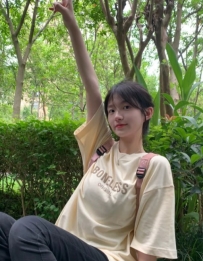 小舞 160身高 45kg 18歲 B奶  卡哇伊的學妹超甜妹