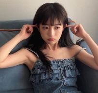 真真  158cm.B.42.20歲  班上的班花，清純又可愛