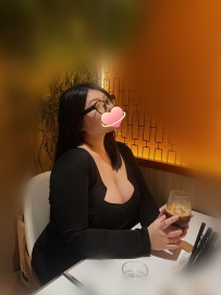 佩琪 | 163cm / G奶 / 55kg / 31歲  豐滿肉感 大奶搖曳 外表溫柔