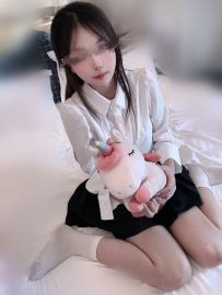 小純，18歲，160公分的纖細身材和C杯的完美比例