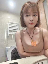 曼儿：  160/50/28/D+  品禦姐型的，制服或平常的衣服穿起來都很型