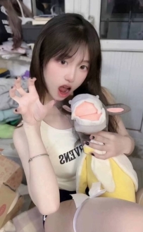 洛洛 161cm/Bcup/22歲/44kg  皮膚白 主動 今日報班