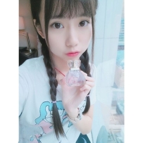 #臺中  小葉（156 B 44kg 18歲 ）  粉鮑 毛少又細 穴穴很濕