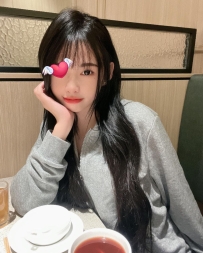 顔青 158cm/C+cup/23歲/46kg    長髮 白皮膚 眼睛大大的很會放電