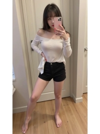 妮妮：158.D.45.22歲  擁有讓人無法忽視的傲人上圍