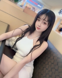 小老濕奈奈擁有一張小巧又清甜的高顏值，