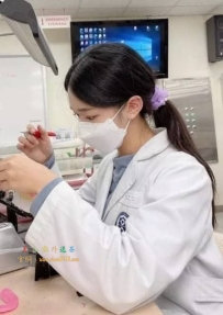 #正妹牙科生~  【若雲 162.C奶.45.24歲）  深藏不露，有容奶大
