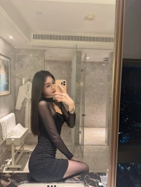 哥～這個空姐真的犯規到不行…  白天穿著制服端餐，優雅又甜美，笑得像天使✨