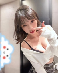 小柔158cm 45kg D奶 24歲    服飾店員短期兼職