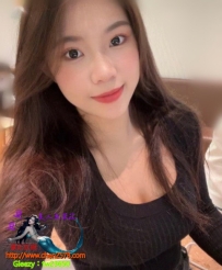 星座：天蠍座  身高：163公分  年齡：24 歲  職業是飯店的服務人員