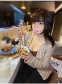 欣妍 156cm F奶 23歲    小隻膚白胖胖大奶妹