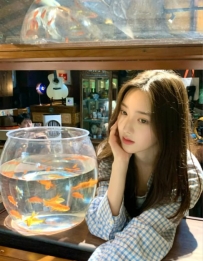 小璃：158/D/45/18歲  剛滿 18，還在念高三  臉蛋膠原蛋白十足，帶點嬰兒肥