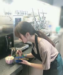 乖巧的咖啡店店員  小咩 身材158 cm C奶22歲