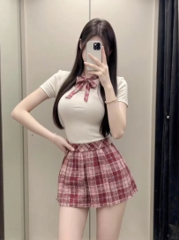 歡芮 165cm 47kg E奶 23歲  短裙配上過膝襪 隨便一站就是主角