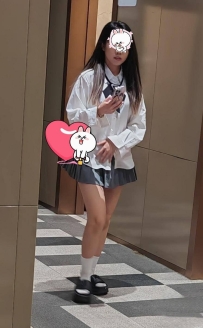 貝拉｜158cm｜46kg｜C｜23歲 小隻甜妹型，笑起來很有親和力