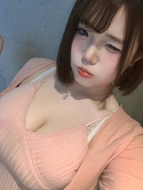 一位超辣H奶小嫩妹，非常推    身材超兇、奶大又挺 皮膚白到發亮