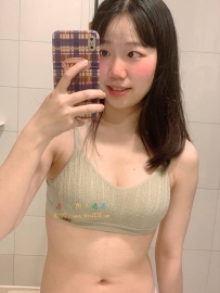 可愛迷人的小甜心，笑起來很好看，  肚子有點小肉肉的很...