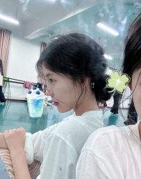 諾兒  身材：160  46kg   D奶  24歲  #白皙鄰家感