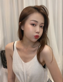 萱萱 165cm/Ccup48kg 27歲  外表乖乖的，其實超黏人～喜歡被抱