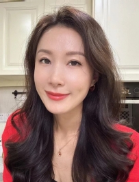 #高雄  芬芳 162cm 48 D 34歲  甜美的笑容帶著治癒力