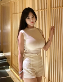 丁瑤 168.G.50.24歲   乍看之下穿著保守的丁瑤，