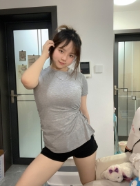 琳琳 160/47/E/25歲  經常健身哦 今天約她讓你摸摸她的臀部