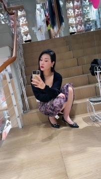 林芷薇 164 50  E   35歲  芷薇有著豐滿的身材